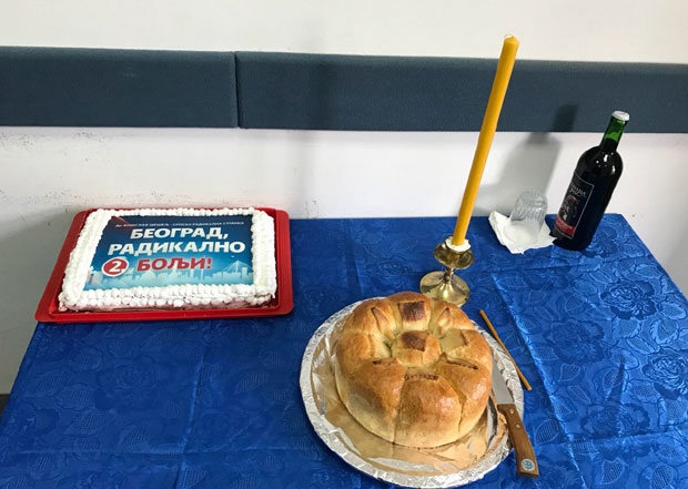 Шпијунка: Слоган и на радикалској торти